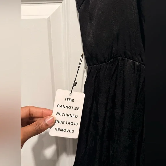 Chic Black Maxi Dress with Spaghetti Straps - Picture 7 of 8